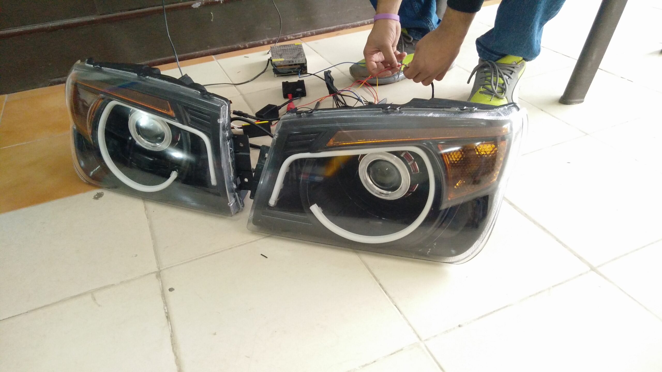 Mahindra Bolero Projectors Headlights (with Remote Control) - Image 4